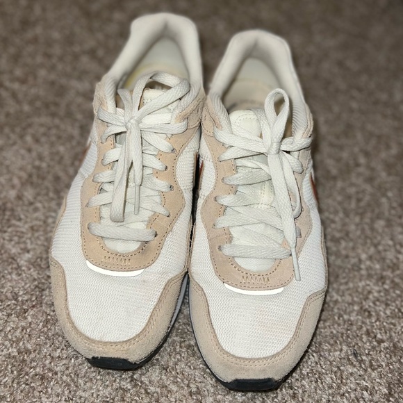 nike sneakers - Picture 2 of 6